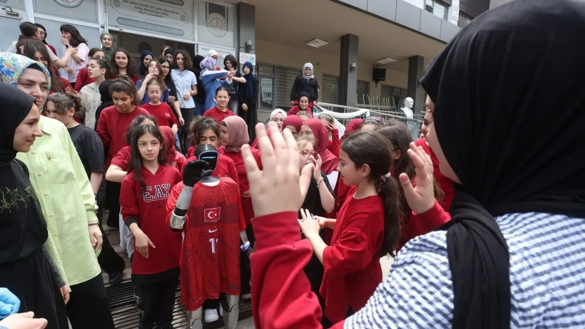 Türkiye'nin nüfusa kayıtlı robotu CANİKMAN Öğrencilerle Buluştu Türkiye'nin nüfusa kayıtlı robotu CANİKMAN Öğrencilerle Buluştu