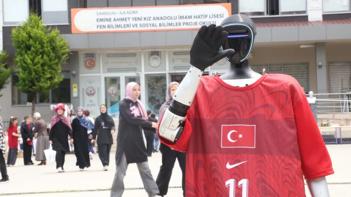Türkiye'nin nüfusa kayıtlı robotu CANİKMAN Öğrencilerle Buluştu Türkiye'nin nüfusa kayıtlı robotu CANİKMAN Öğrencilerle Buluştu
